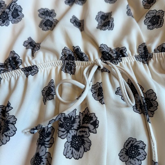 Fraiche by J Romper Surplice Wrap Top Cream Gray Floral Boho Long Sleeves SMALL - Picture 3 of 11
